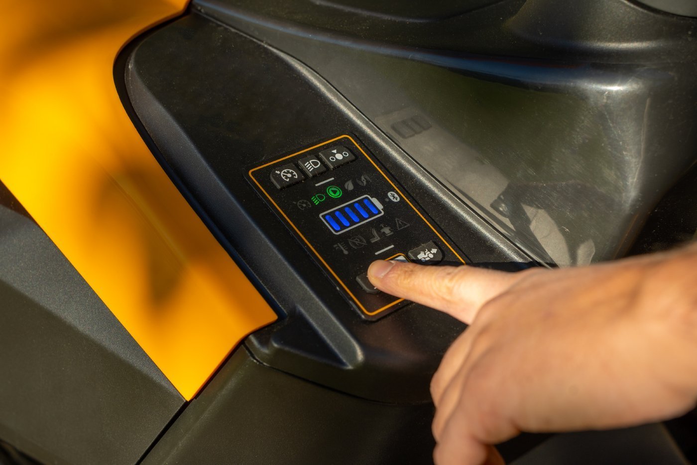 Stiga Akku-Rasentraktor Tornado 398e - ohne Akku inkl. 5 A Ladegerät – Bild 8